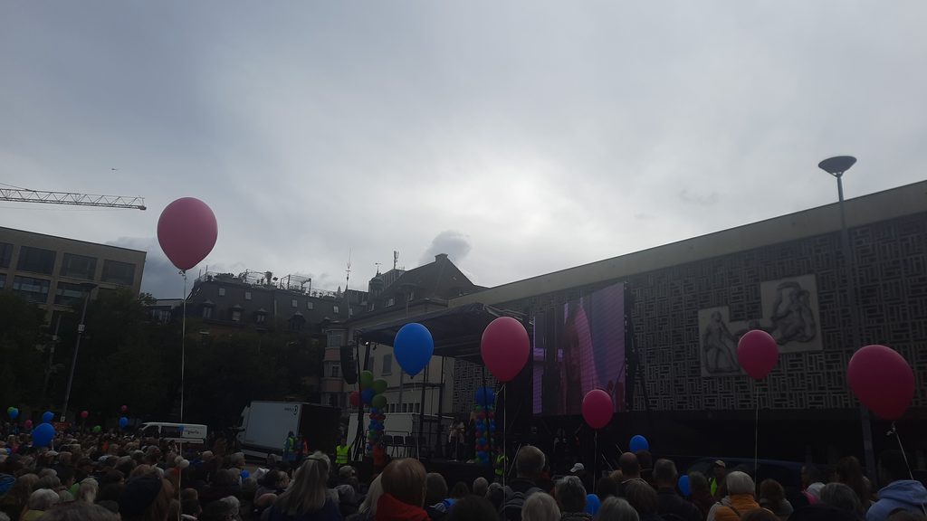 Menschen mit rosa und blauen Luftballons vor der Bühne des «Marsch fürs Läbe»