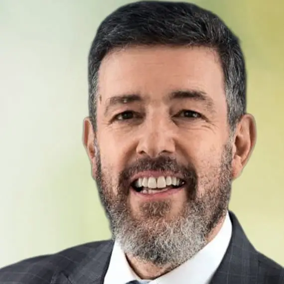 Portrait von Ronaldo Goldberger im karierten Anzug und weissem Hemd.